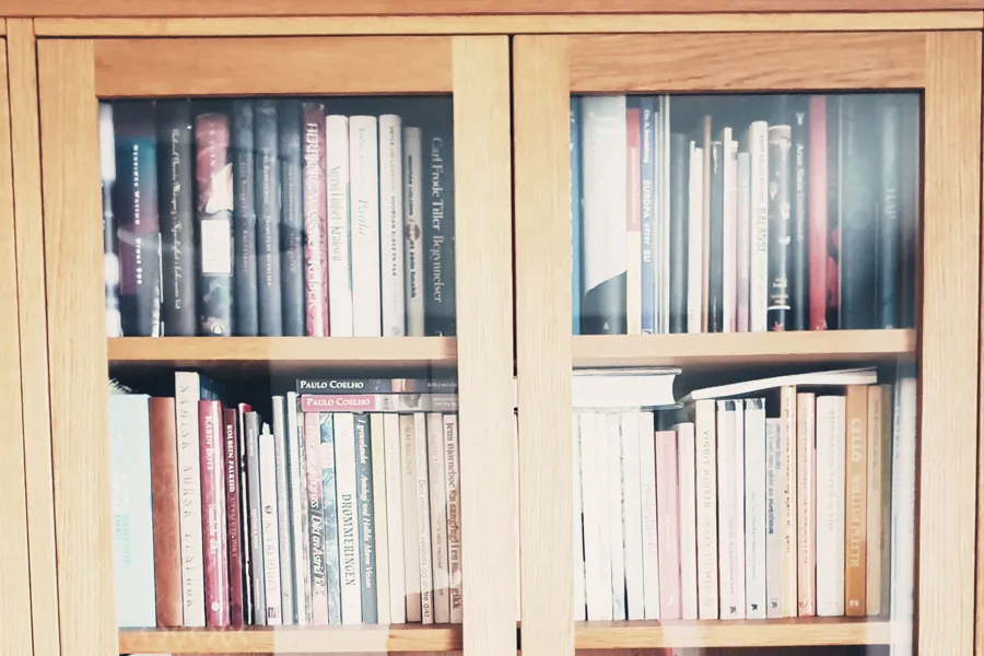 En bokhylle med mange bøker