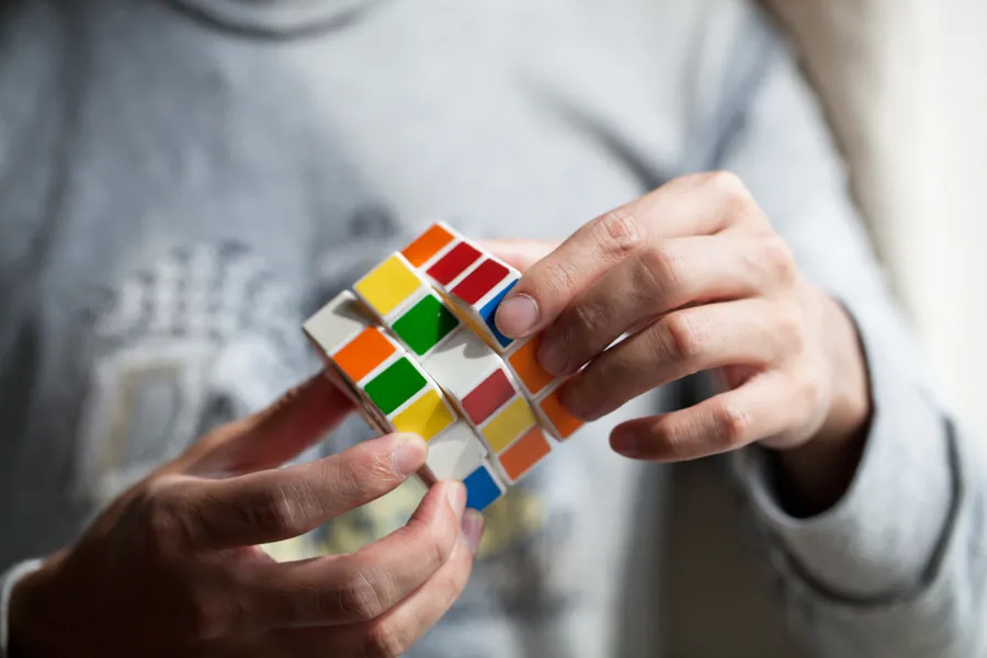 En person som løser en Rubiks kube.