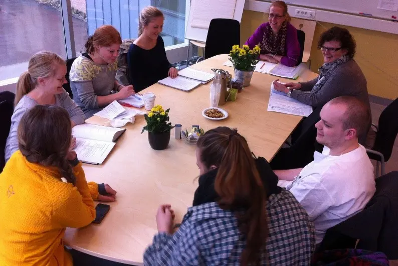 Bilde av gruppeveiledning av studenter