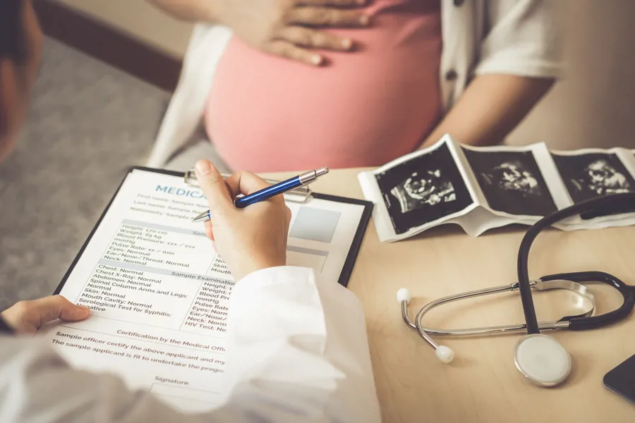 Gravid kvinne hos legen