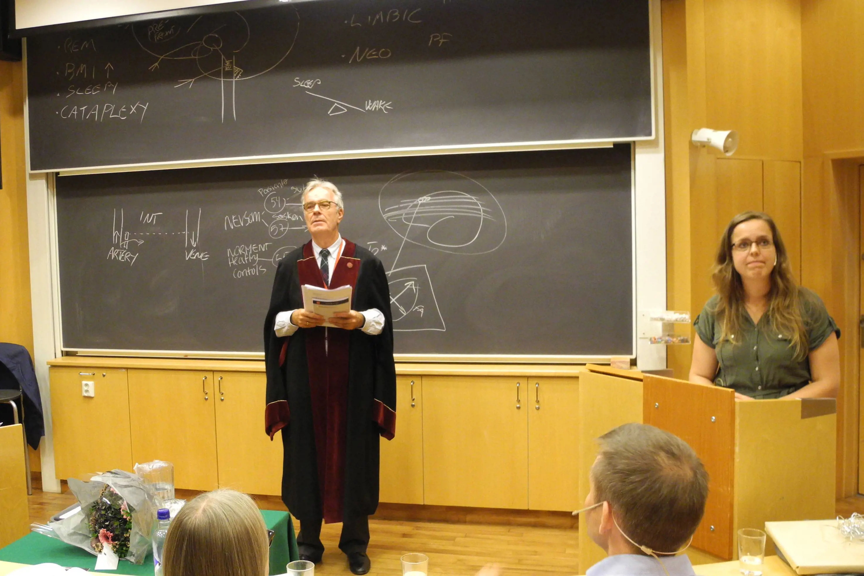 Torstein Egeland, professor emeritus ved Universitet i Oslo og Hilde T. Juvodden. Begge foran et tavle.