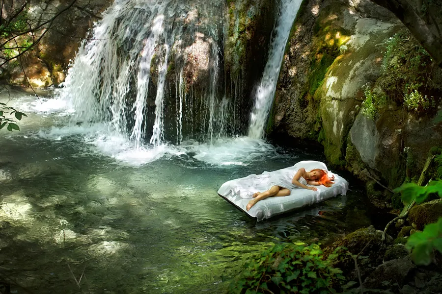 dame sover under en foss, foto