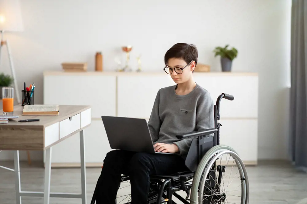 Illustrasjon, gutt i rullestol. Foto: Shutterstock