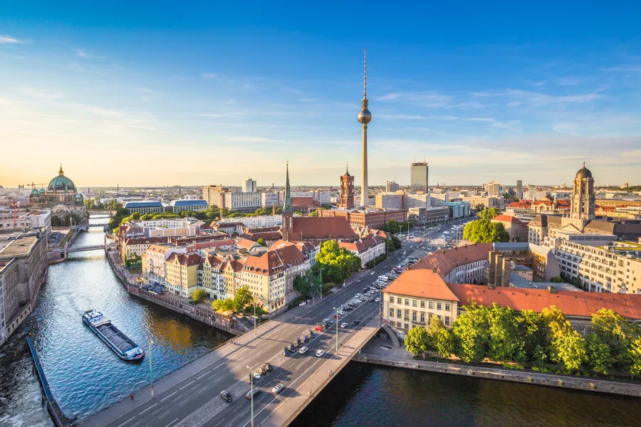 Et oversiktsbilde av Berlin i sollyset.