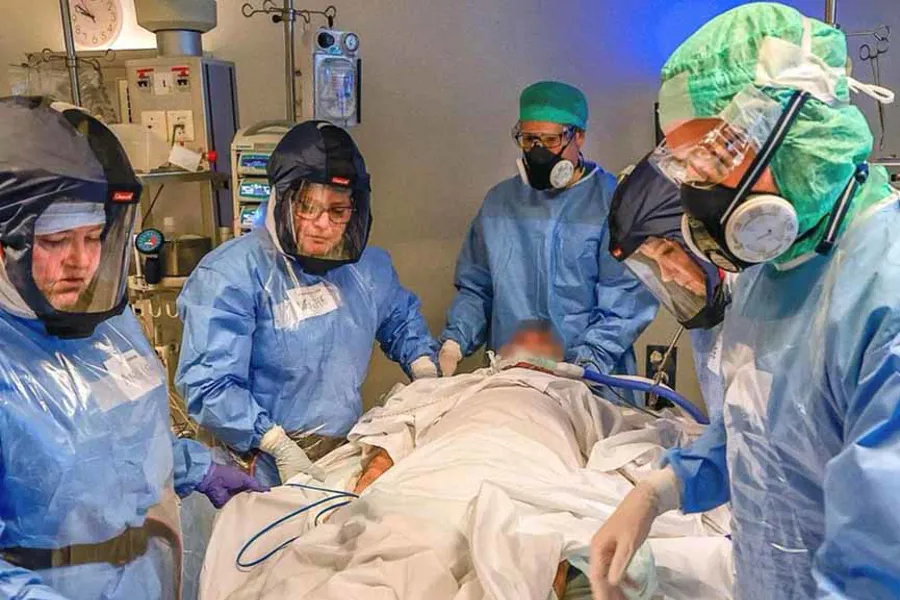 En gruppe mennesker i kirurgisk utstyr