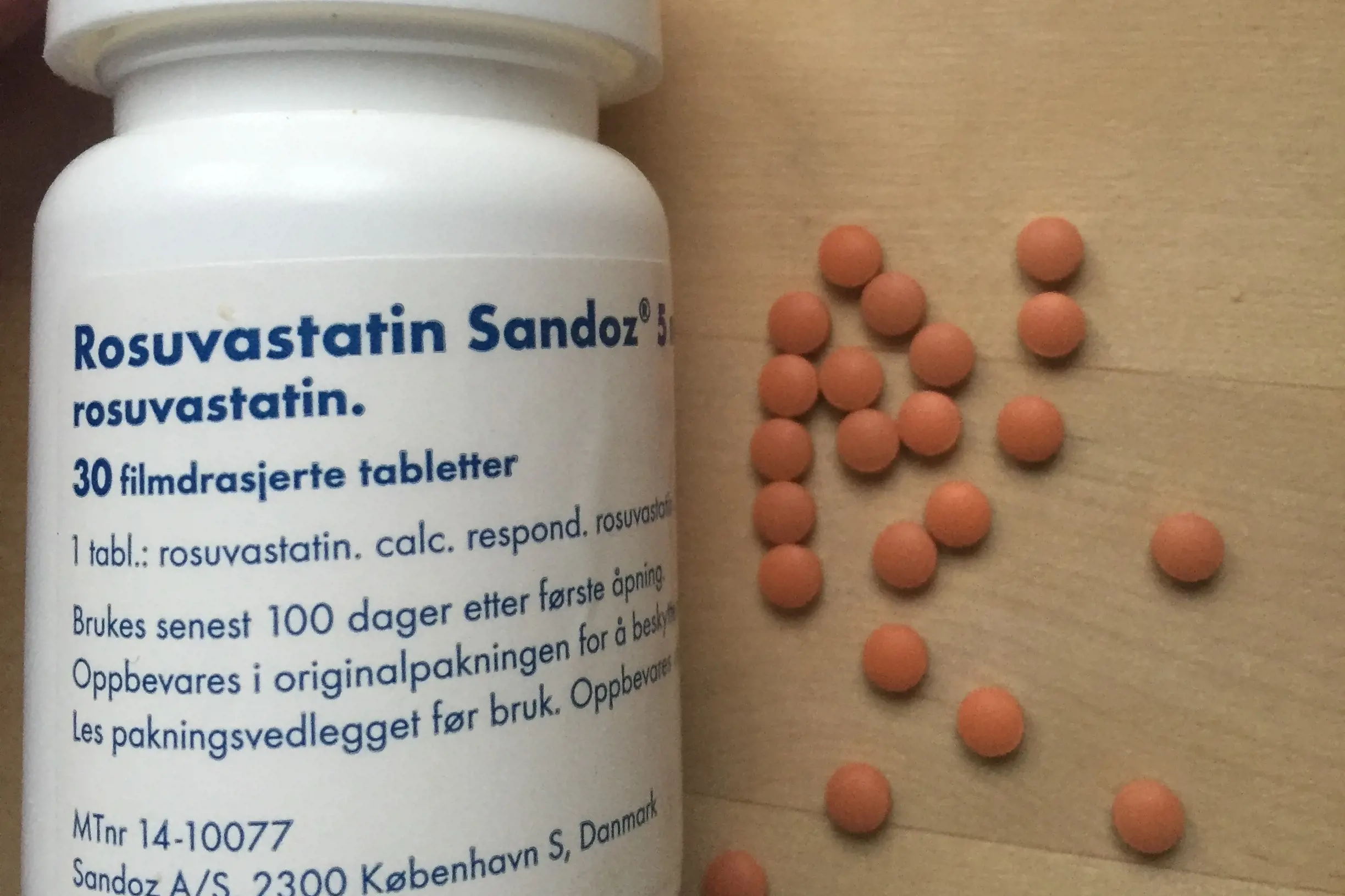 Pilleeske, med tabletter liggende på bord ved siden av. Rosuvastatin Sandoz 30 tabletter.