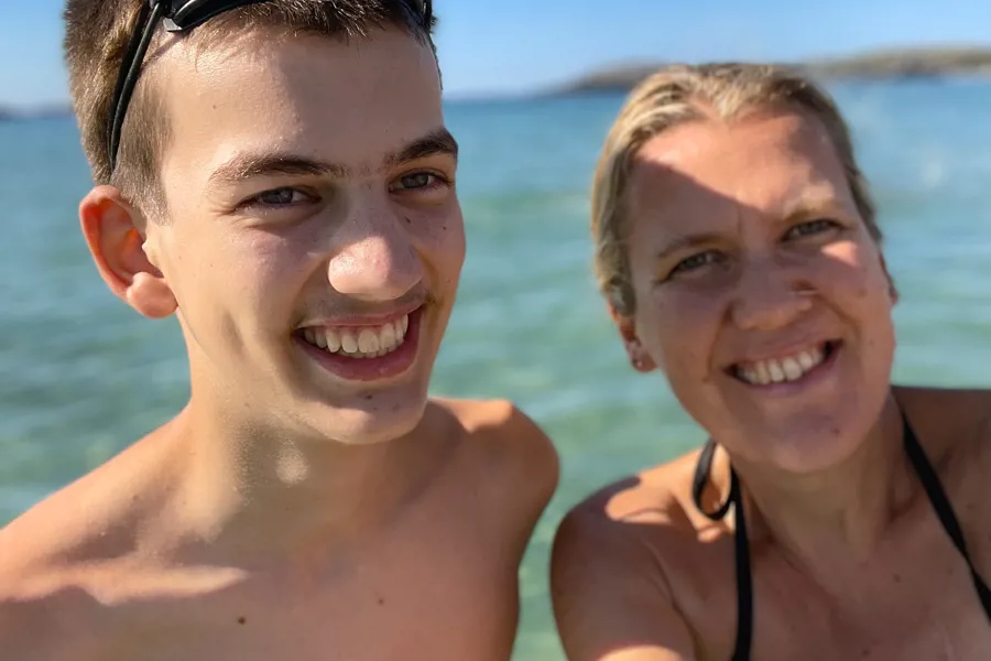Botond (16) og mamma Reka på stranden en sommerdag