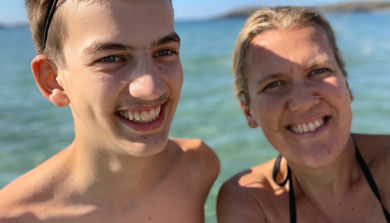 Botond (16) og mamma Reka på stranden en sommerdag