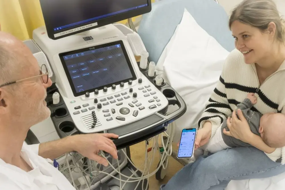 Henrik Holmstrøm sammen med mor og barn.