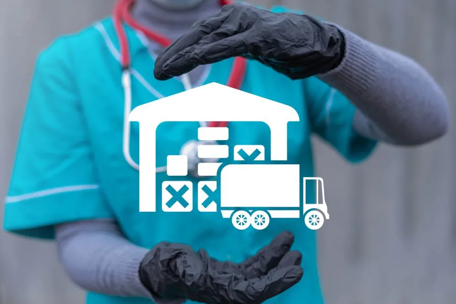En person i operasjonsantrekk holder hendene  sine rundt en logo av en varebil og et lager.