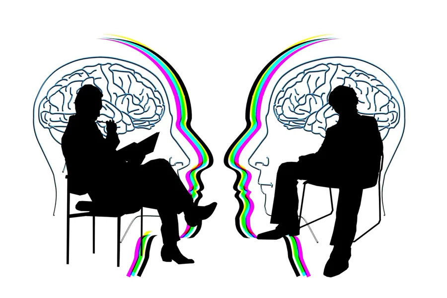 Illustrasjon av to som sitter på hver sin stol med en tegning av en hjerne bak hver av dem.