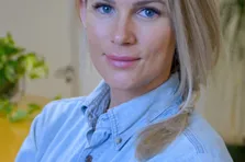 Bilde av Siri Hagen Kjølaas med lyseblå skjorte og lyst, halvlangt hår