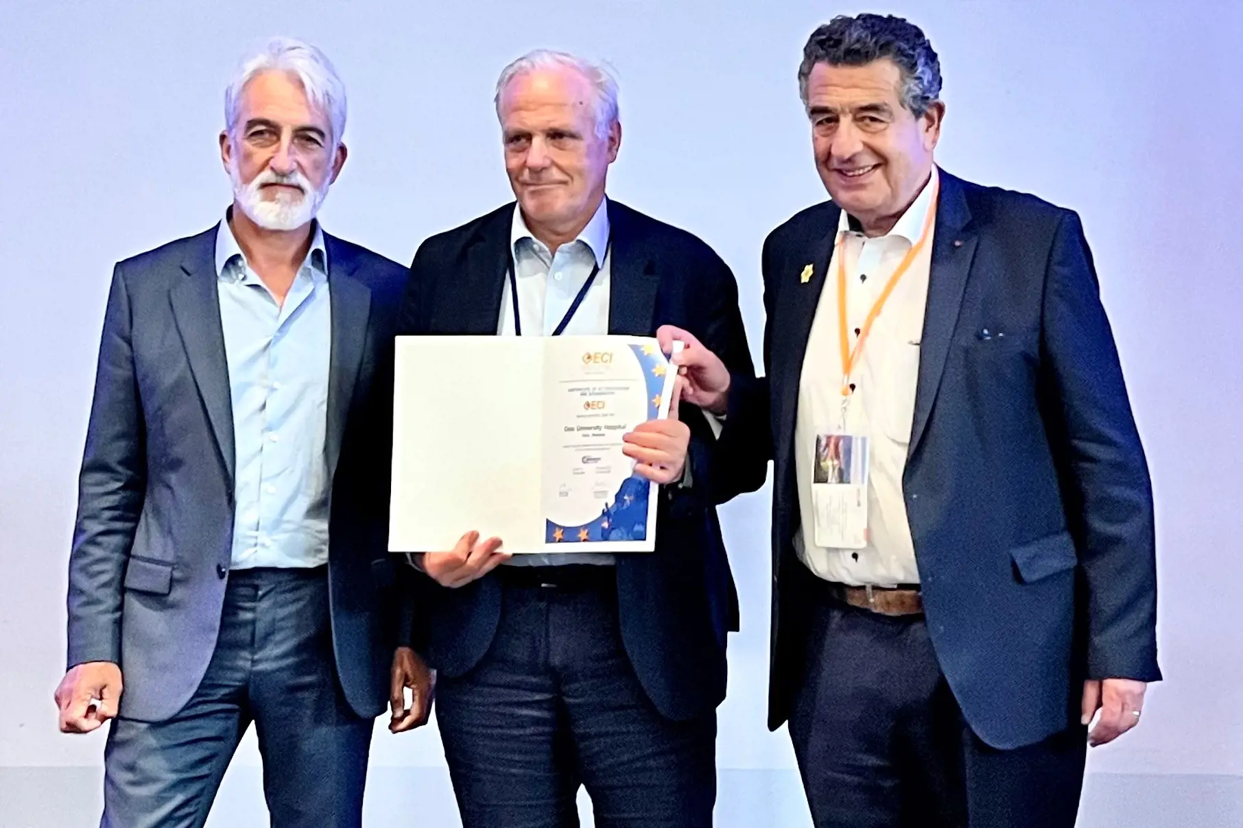 Foto av Jean-Benoit Burrion, Sigbjørn Smeland og Thierry Phiilip som viser frem CCC-sertifikatet.