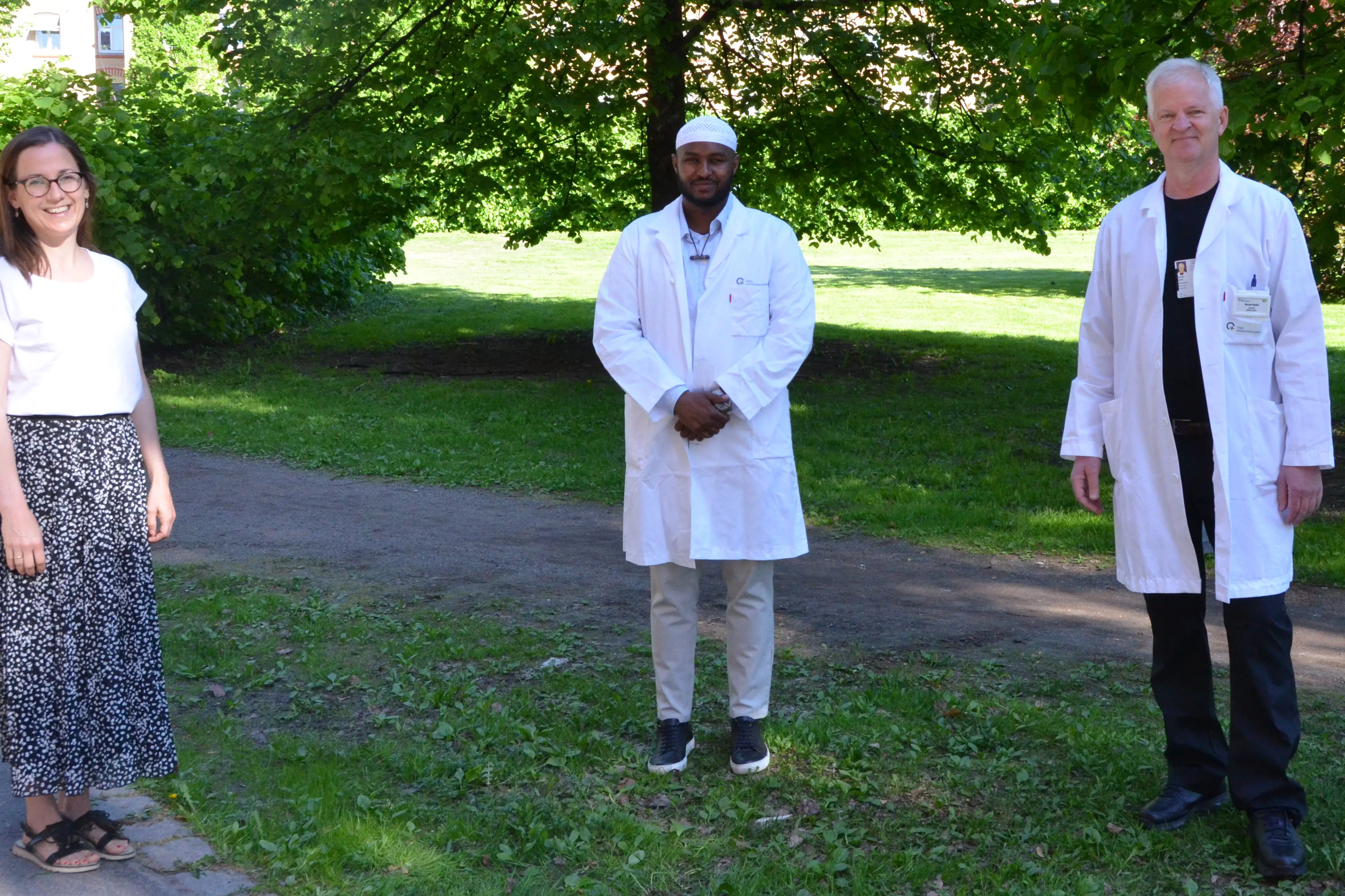 Abdifataah Mohamed Mahamud, sammen med prosjektleder Ingrid Vassli Flateby og sykehusprest Harald Nydal