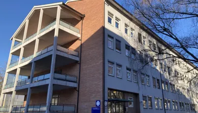 Inngang B til bygg 37 på Ullevål sykehus i vintersola.