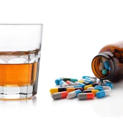 bilde av alkohol og piller