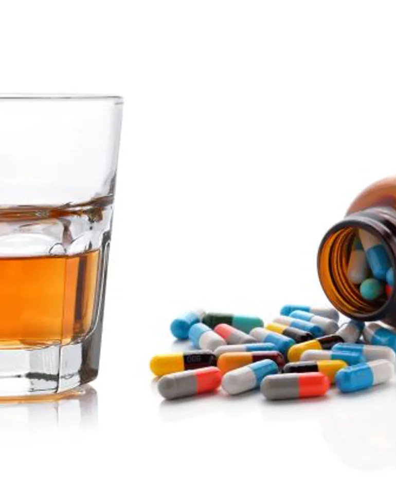 bilde av alkohol og piller
