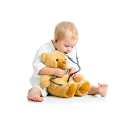 Barn med bamse som leker doktor med stetoskop. OUS Cumulus/Shutterstock (2022).