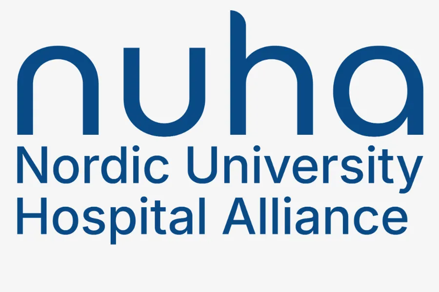 Logoen til NUHA hvor det står "Nordic University Hospital Alliance, NUHA" med små bokstaver.