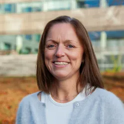 En person som smiler til kameraet