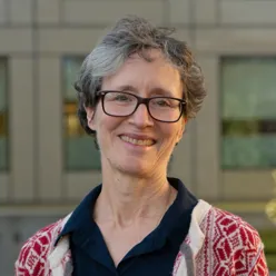 En person som bruker briller