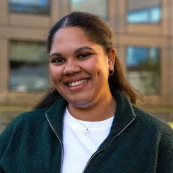 En person som smiler til kameraet