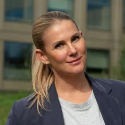 En kvinne som smiler til kameraet