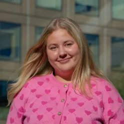 En person med langt hår