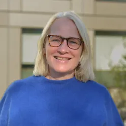 En kvinne som bruker briller