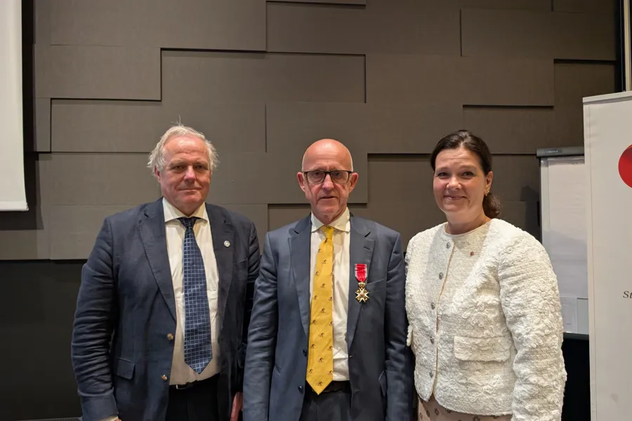 En gruppe mennesker som poserer for et bilde