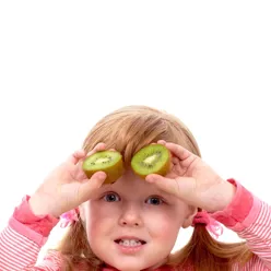 Barn med frukt