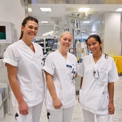 3 kvinnelige sykehusansatte i hvite uniformer