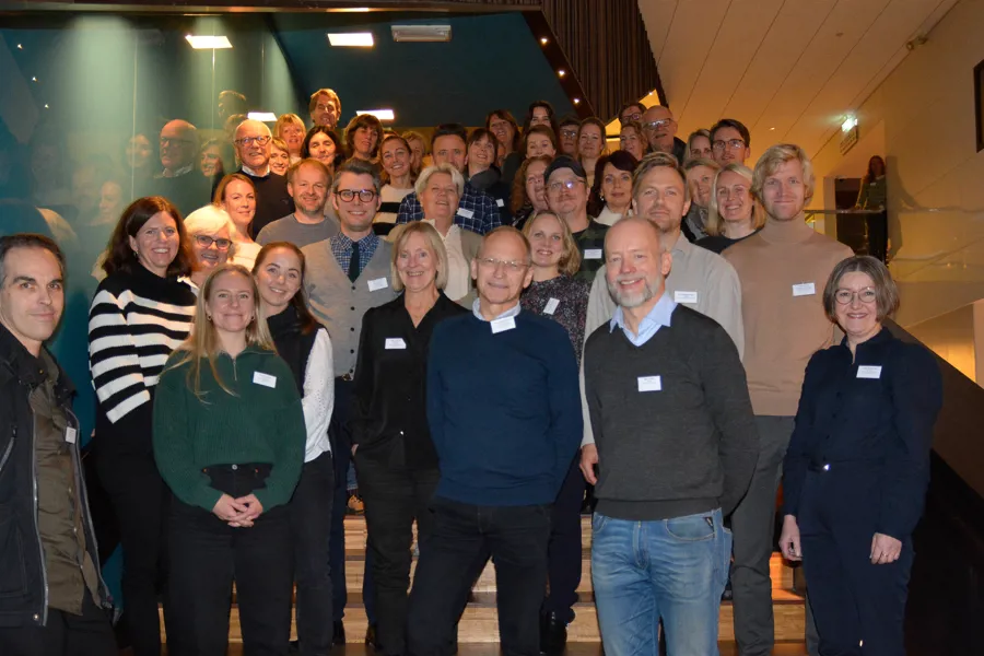 Deltakerne på nasjonalt nettverksmøte om primær immunsviktsykdommer samlet i en trapp på Scandic Oslo Airport hotel