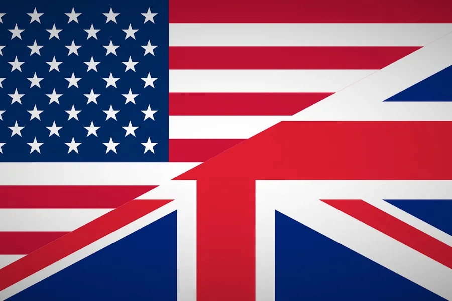 Illustrasjonsbilde av det engelske og amerikanske flagget sammen