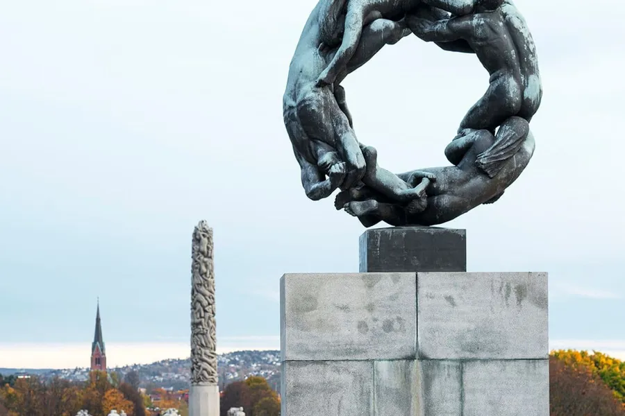 En statue av en mann som rir på en hest