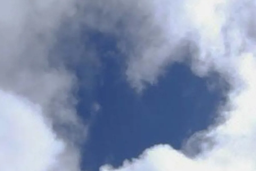 En himmel med skyer som danner et hjerte.