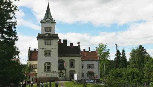 Dikemark sykehusbygning i sola.