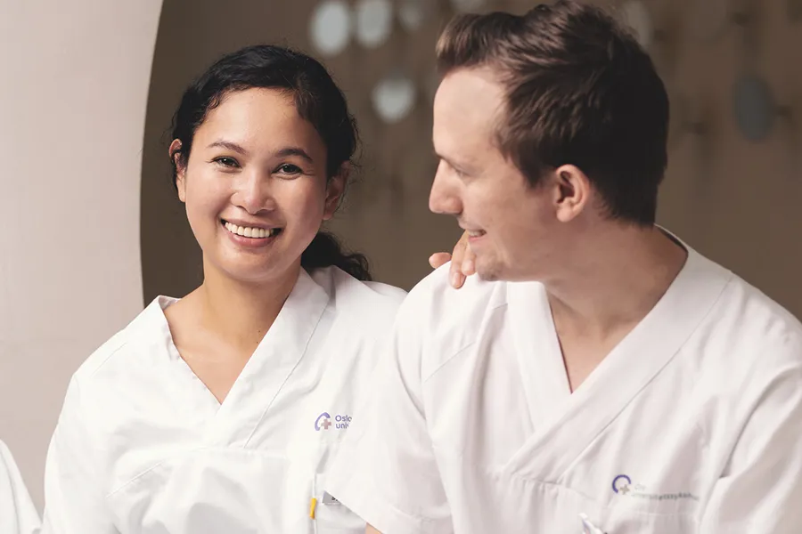 En mann og en kvinne i hvite skjorter