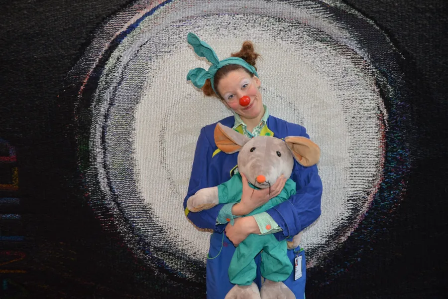 Sykehusklovn med sykehusmaskoten Rasmus