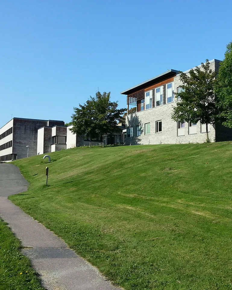 Vårbilde av bygg A og B på SSE