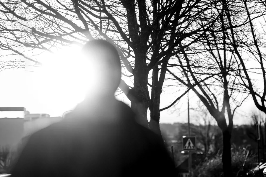 En person avbildet i motlys fra solen