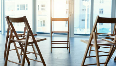 Foto av flere tomme stoler