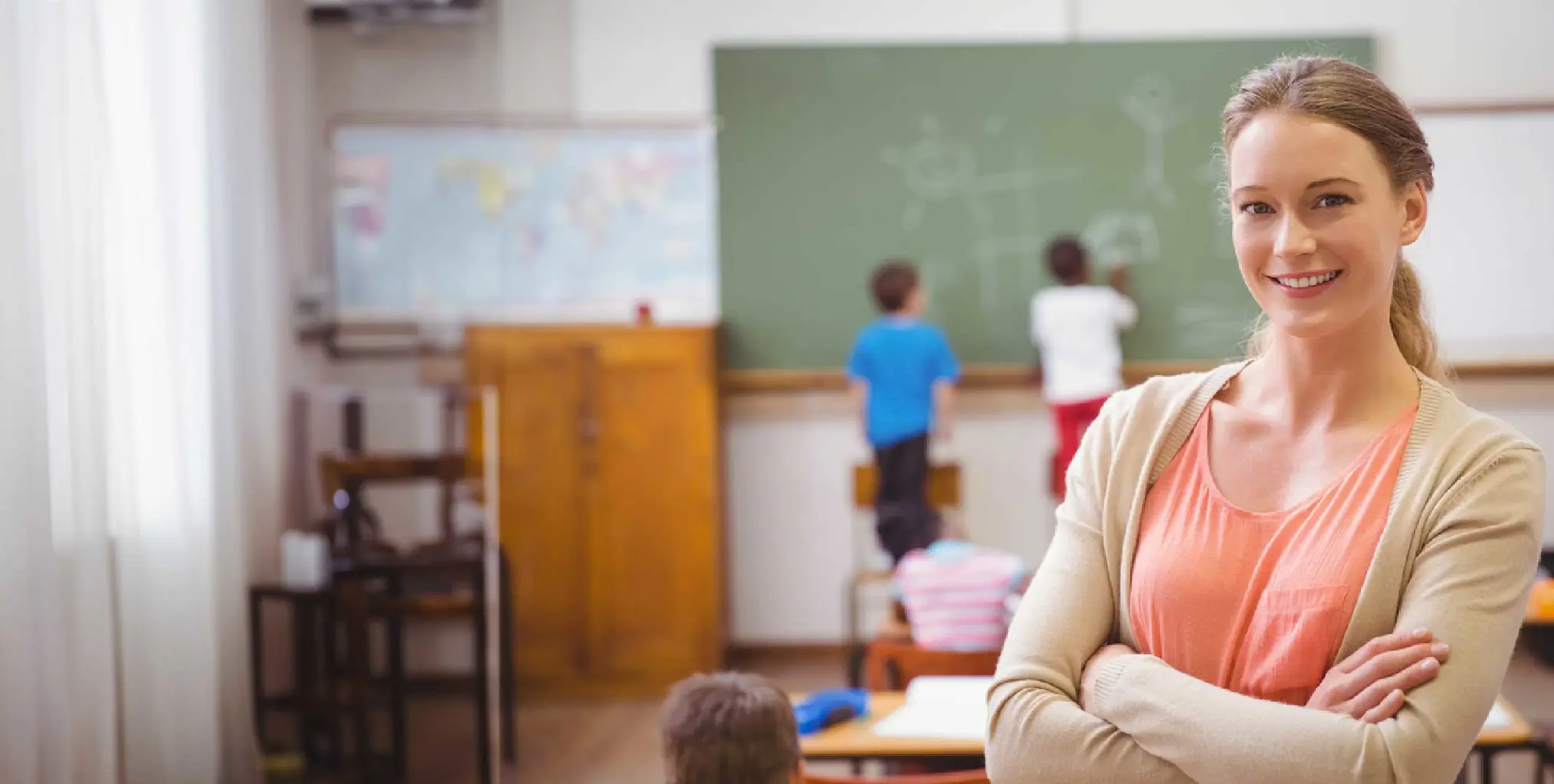 En lærer i en oransje skjorte