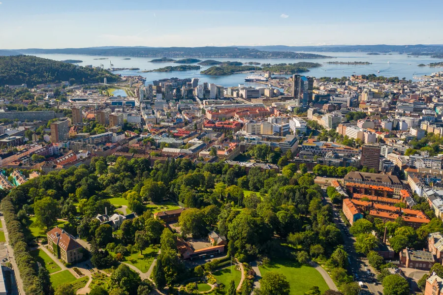 Oslo sett fra lufta, med botanisk hage på Tøyen i forgrunnen og fjorden i horisonten