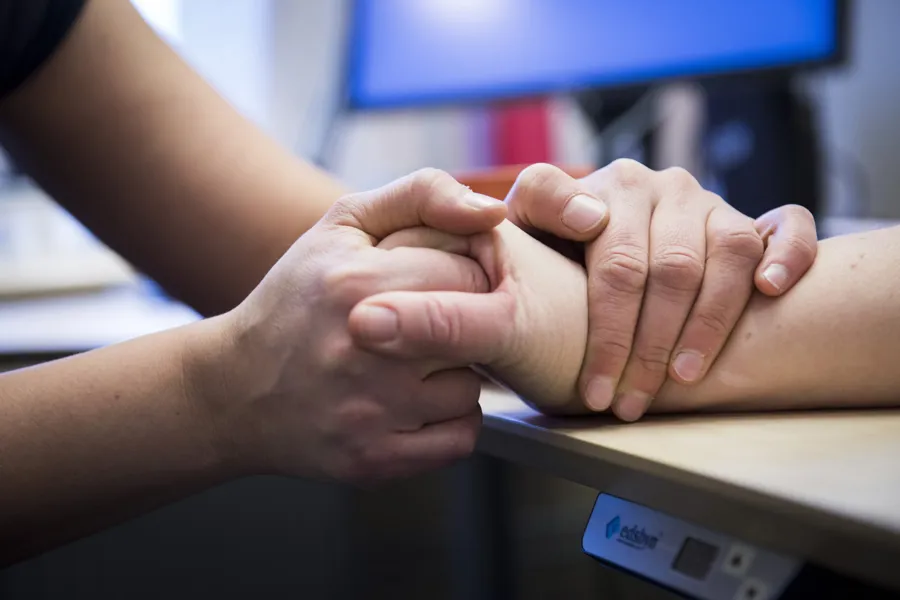 Hender som holder hender