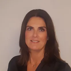 Portrettbilde av Heidi Ugreninov som smiler mot kameraet.