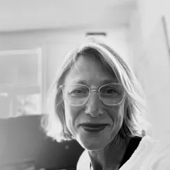 En kvinne som bruker briller