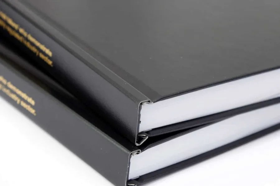 En svart datamaskin med gul logo