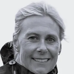 En person med kort hår