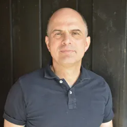 En mann i blå skjorte